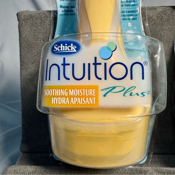 Schick Intuition Plus Razor – Milk & Honey Soothing Moisture | 2 Razors Sealed - Picture 2 of 12